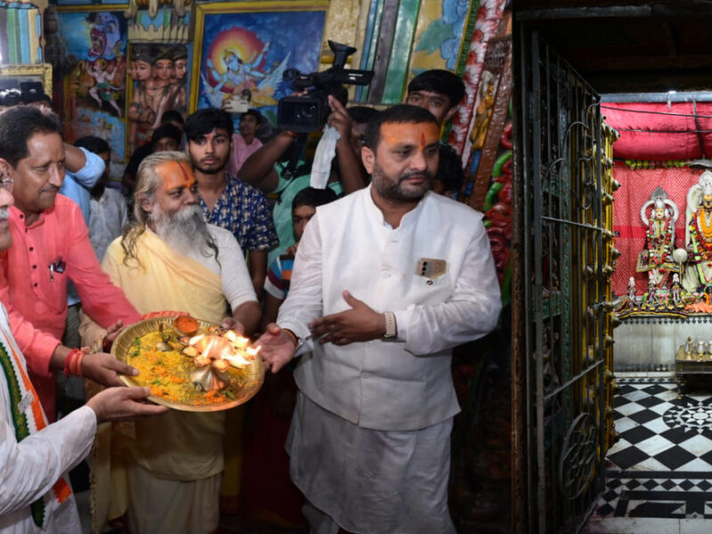 दूधाधारी मठ में पूजा