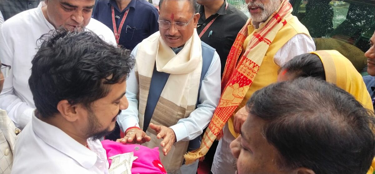 Cover the newborn daughter