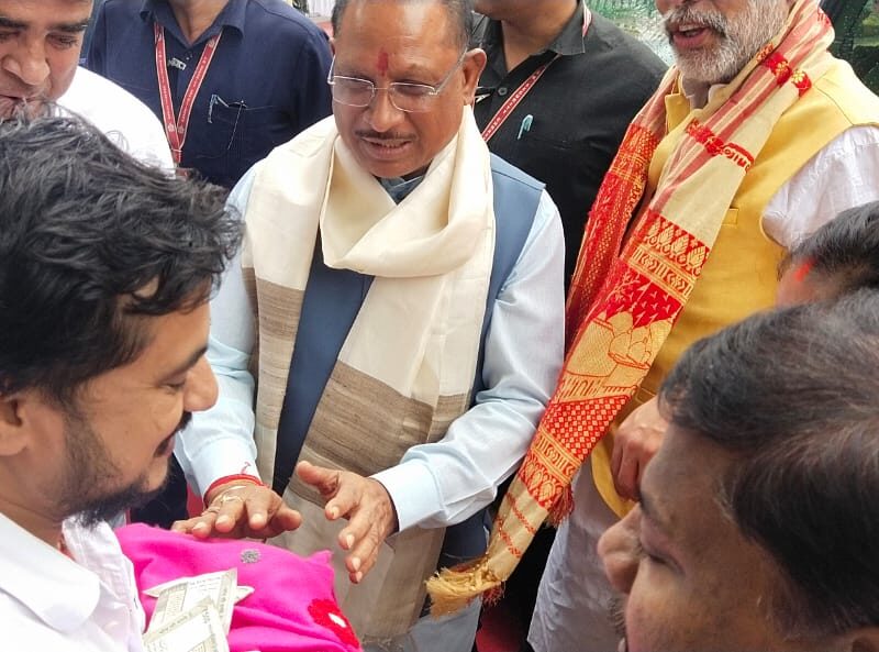 Cover the newborn daughter