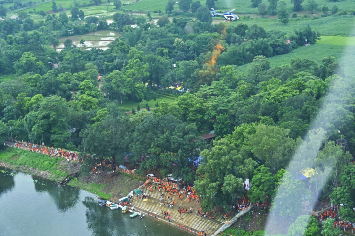 मुख्यमंत्री पुष्प वर्षा