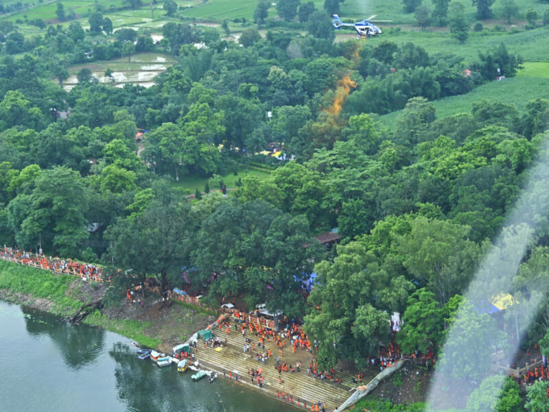 मुख्यमंत्री पुष्प वर्षा