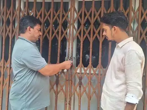 छात्रावास को सील