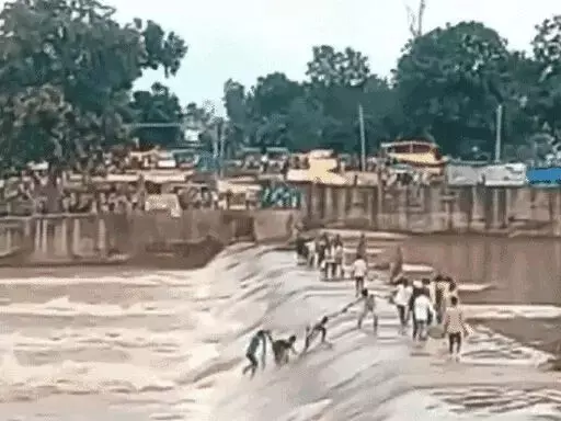 एनीकट में गिरी महिला