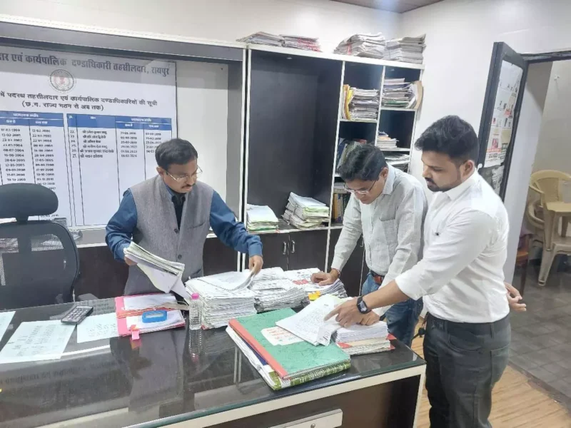 एसडीएम और तहसीलदार