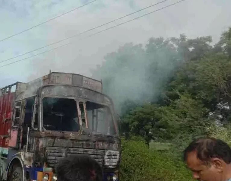 शक्कर से भरी ट्रक