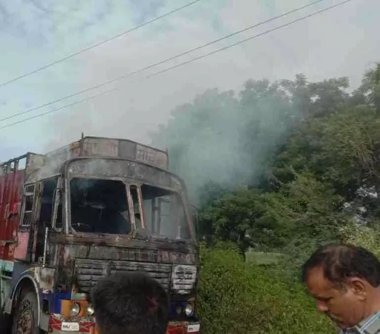 शक्कर से भरी ट्रक