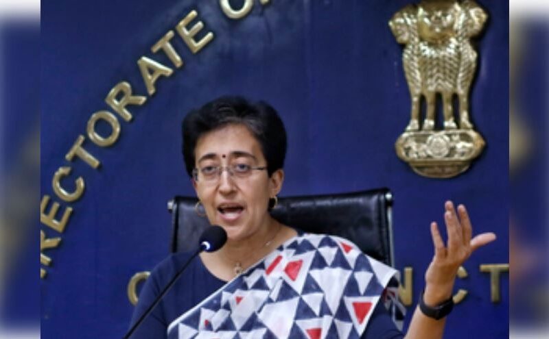 आतिशी को झंडा फहराने