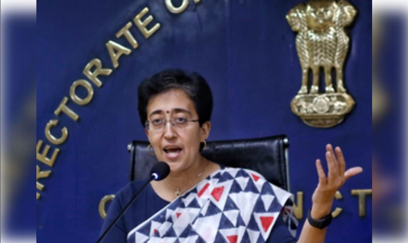 आतिशी को झंडा फहराने