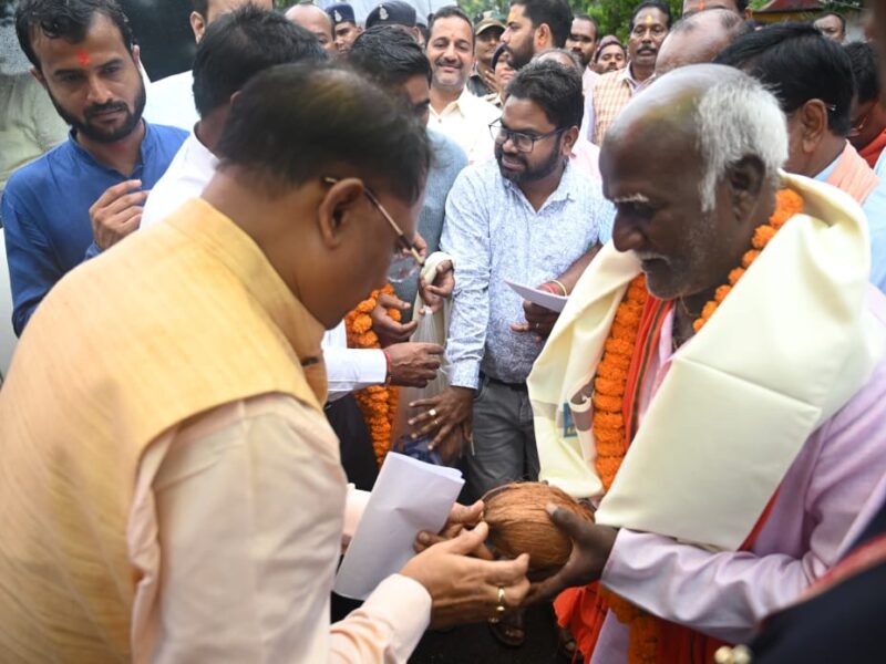 मुख्यमंत्री श्री साय के हाथों दिव्यांगजनों को मिला निःशुल्क बस पास