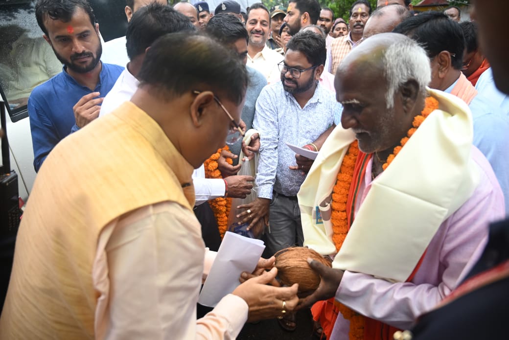 मुख्यमंत्री श्री साय के हाथों दिव्यांगजनों को मिला निःशुल्क बस पास