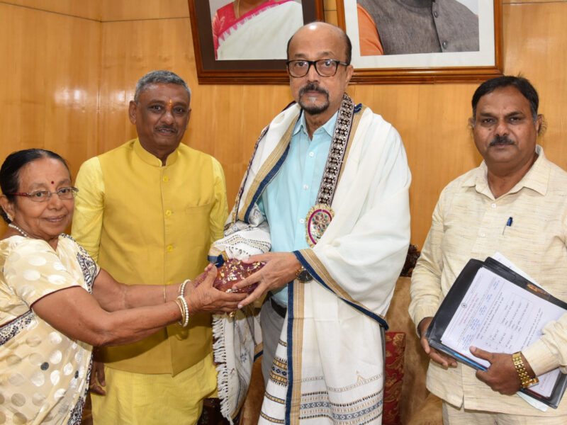 राज्यपाल डेका से