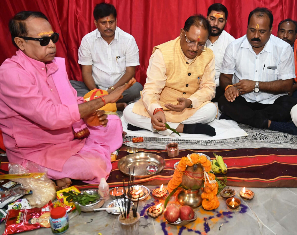 मुख्यमंत्री ने बगिया में