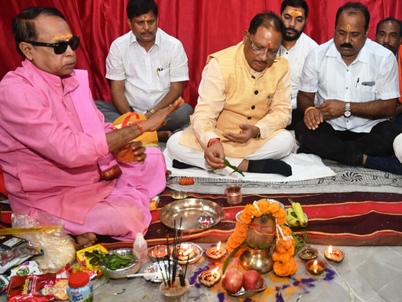 मुख्यमंत्री ने बगिया में