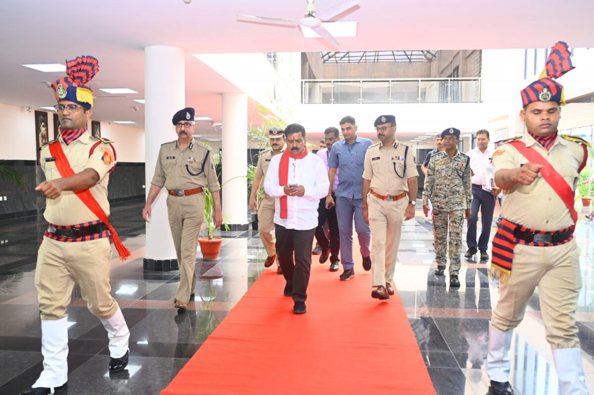 उपमुख्यमंत्री विजय शर्मा का राज्य साइबर फॉरेंसिक लैब का निरीक्षण