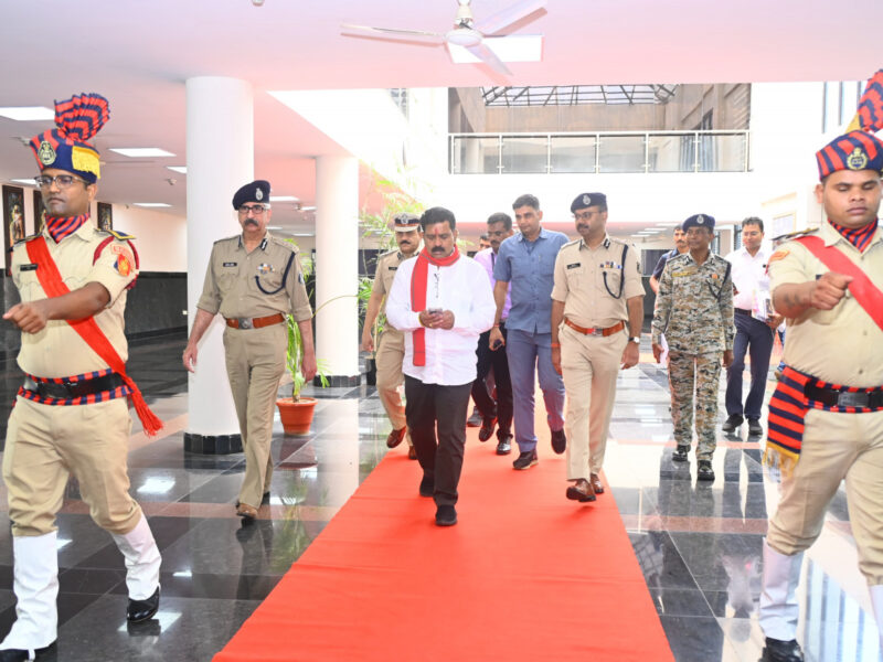 उपमुख्यमंत्री विजय शर्मा का राज्य साइबर फॉरेंसिक लैब का निरीक्षण