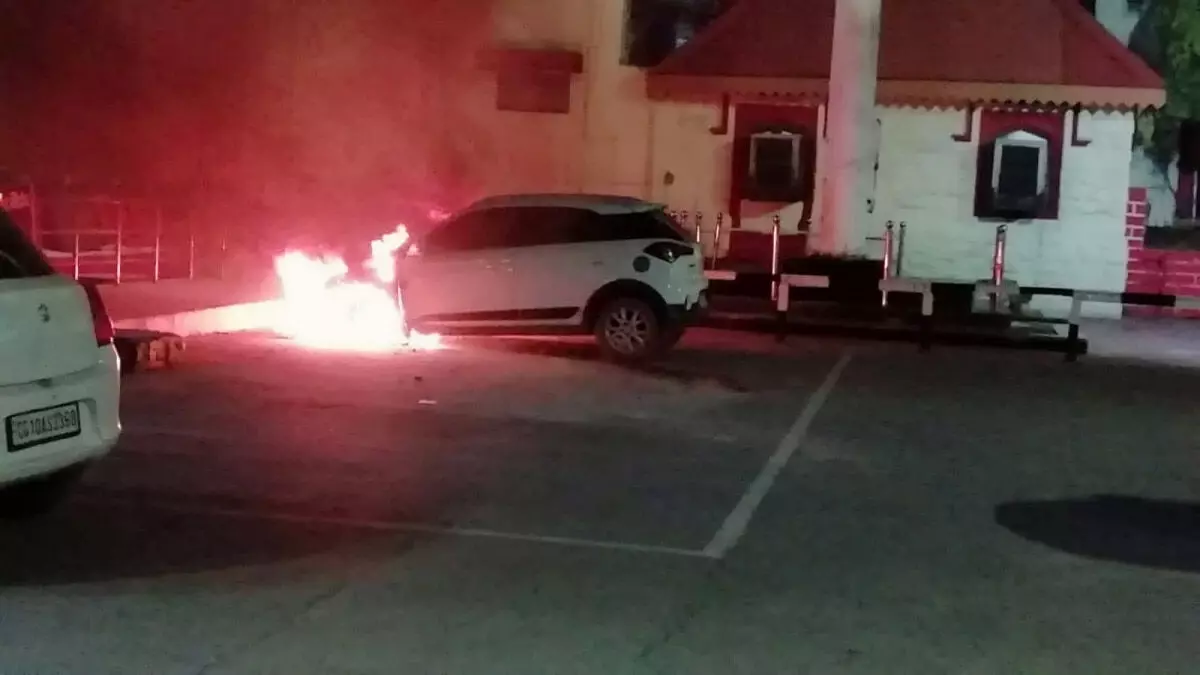 बाइक में आगजनी