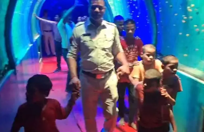 थाना प्रभारी ने बच्चों