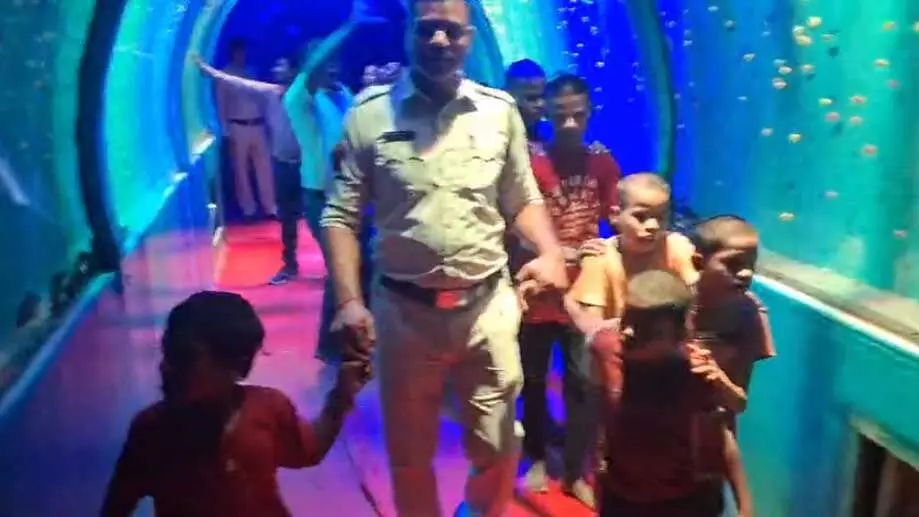 थाना प्रभारी ने बच्चों