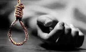 रेलवे ट्रैक पर पति