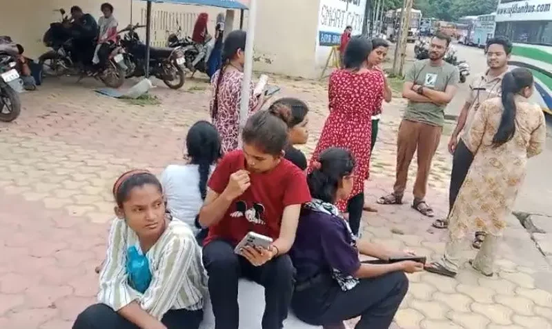 पर्यटकों को धोखा दिया