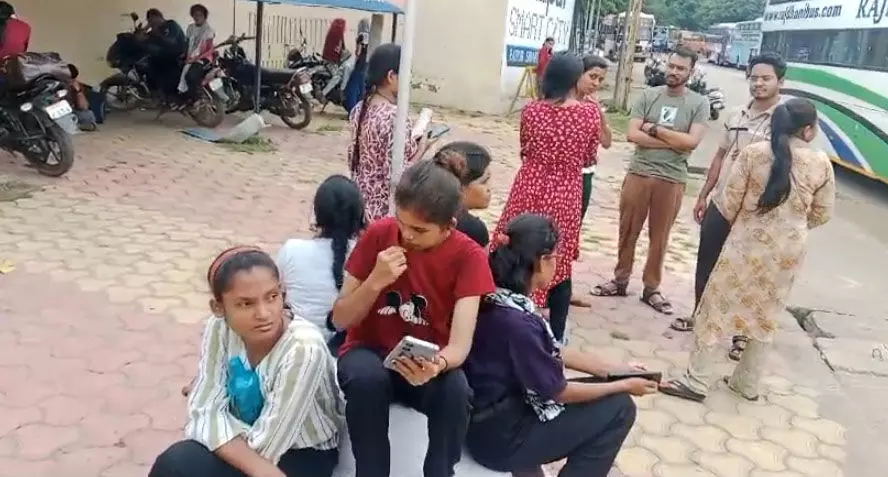 पर्यटकों को धोखा दिया