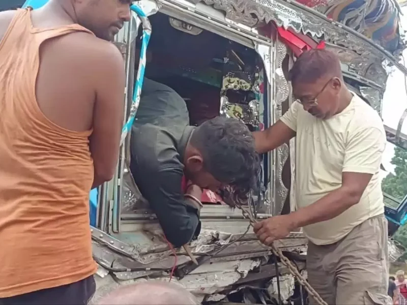 दो ट्रकों की