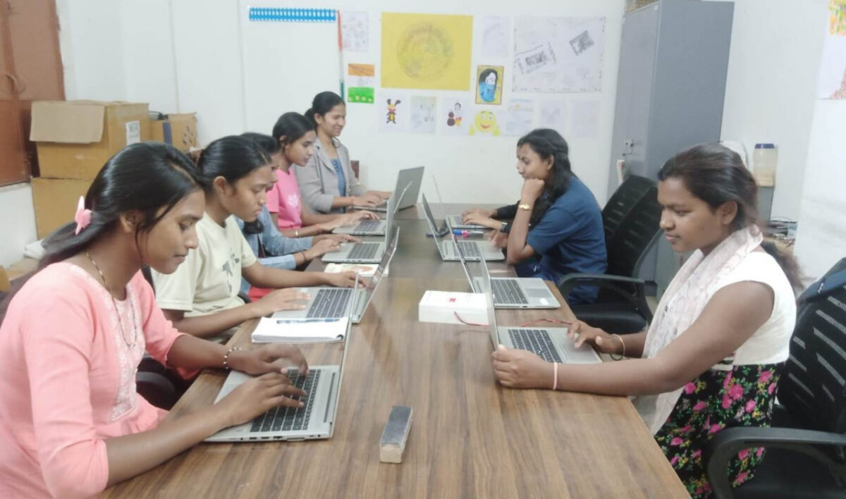 मुख्यमंत्री विष्णु देव साय की पहल से जशपुर की छात्राएं बन रही आत्मनिर्भर