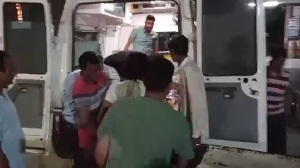 यात्रियों से भरी जीप टैंकर