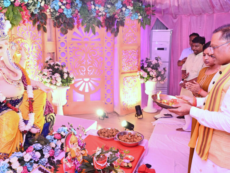 मुख्यमंत्री निवास में