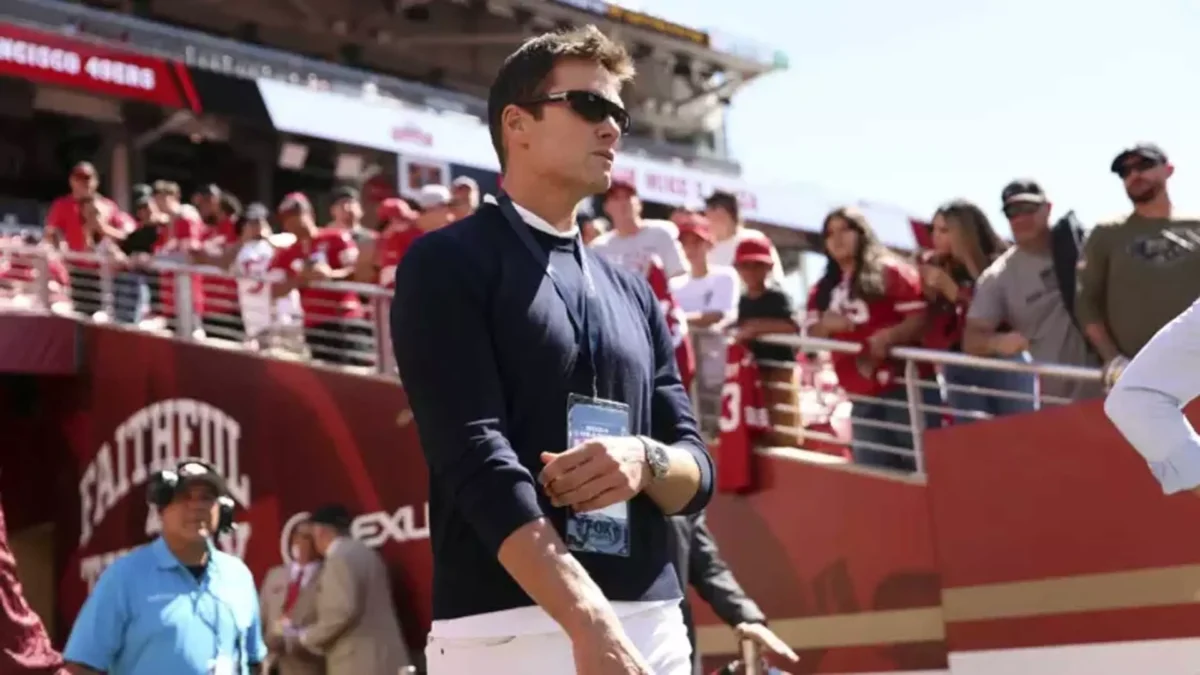 Tom Brady ने फुटबॉल