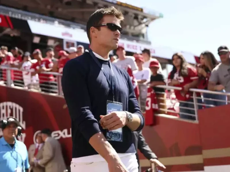 Tom Brady ने फुटबॉल