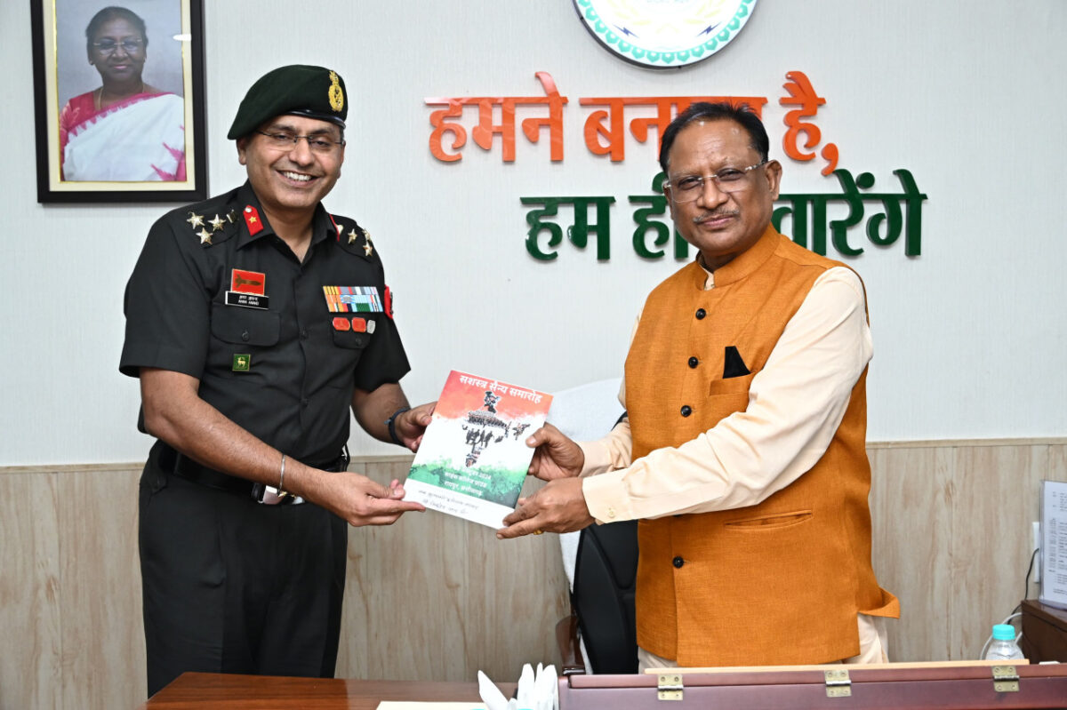 मुख्यमंत्री को सशस्त्र सैन्य