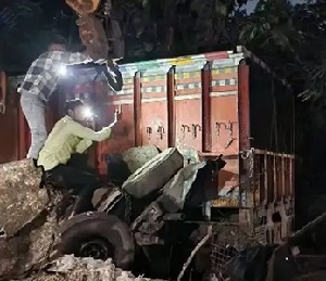 मुर्गियों से भरी पिकअप