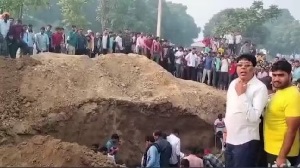 टीला धंस गया