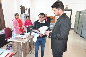 कार्यालयों का आकस्मिक निरीक्षण