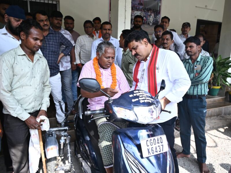 दिव्यांग को स्कूटी सहायता