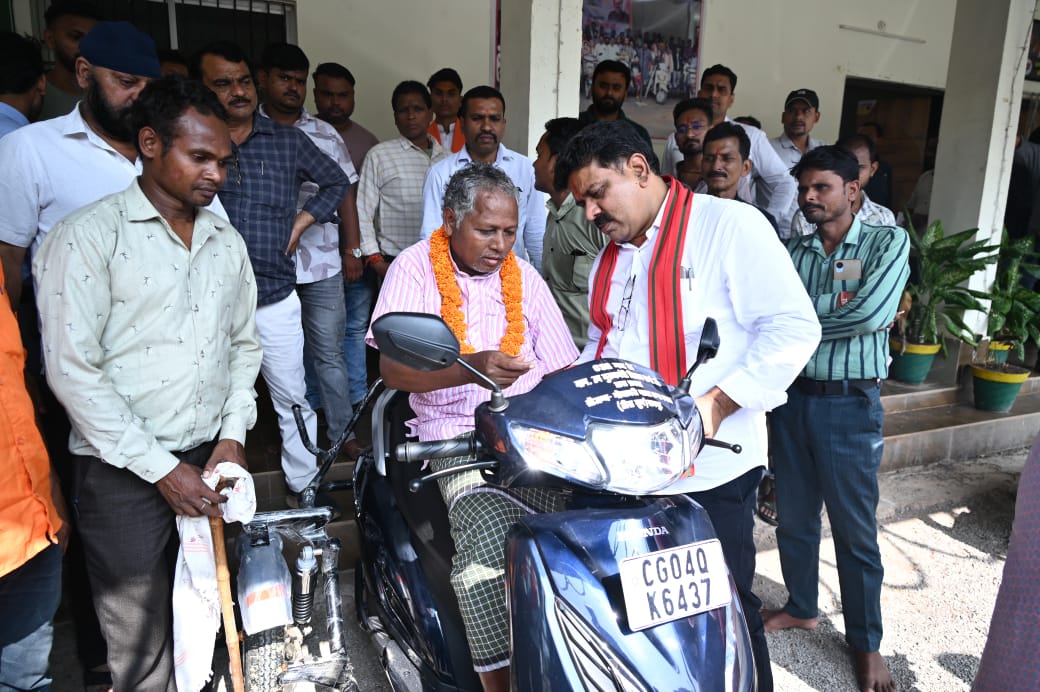 दिव्यांग को स्कूटी सहायता