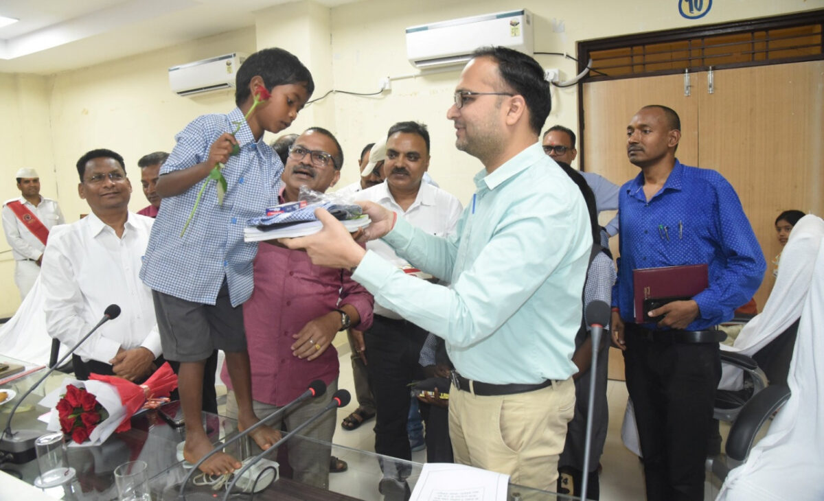 बच्चों का स्कूल नामांकन