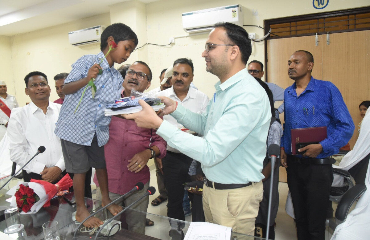 बच्चों का स्कूल नामांकन