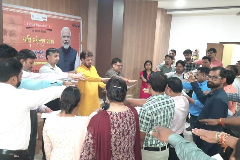 खादी वस्त्र एवं स्वदेशी अपनाने