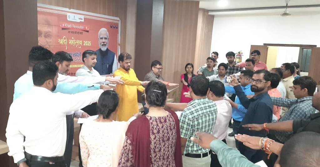 खादी वस्त्र एवं स्वदेशी अपनाने