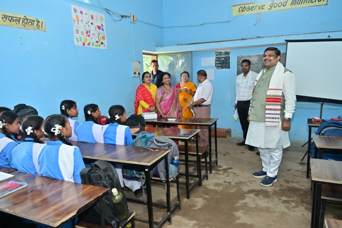 स्कूलों का औचक निरीक्षण