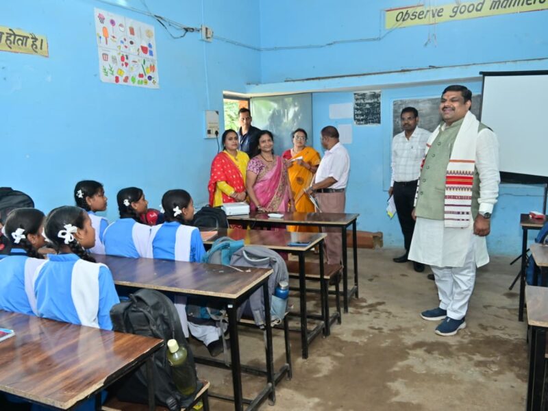 स्कूलों का औचक निरीक्षण