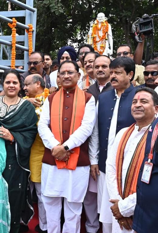 प्रतिमा माल्यार्पण