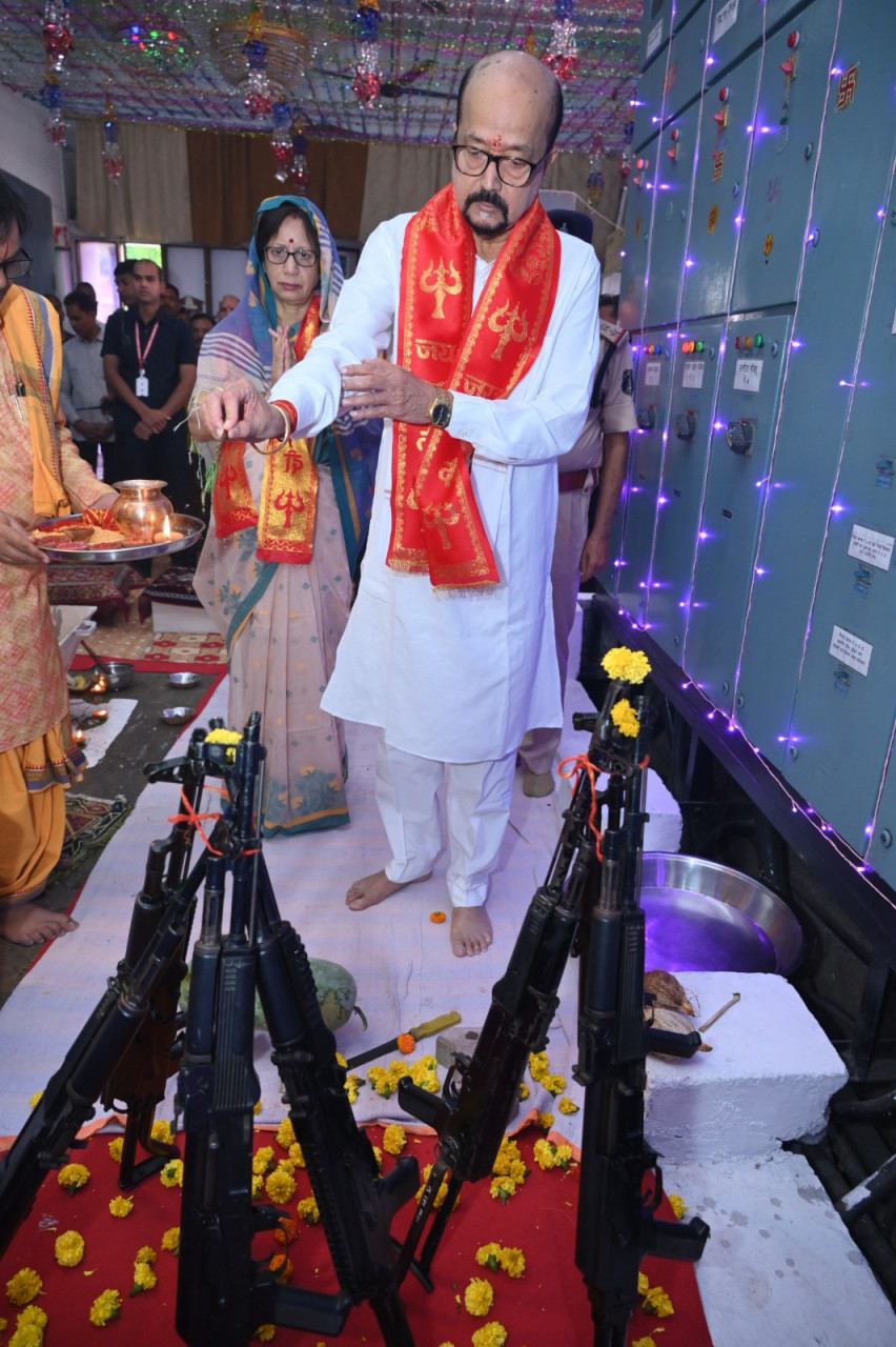 राजभवन में शस्त्र पूजन