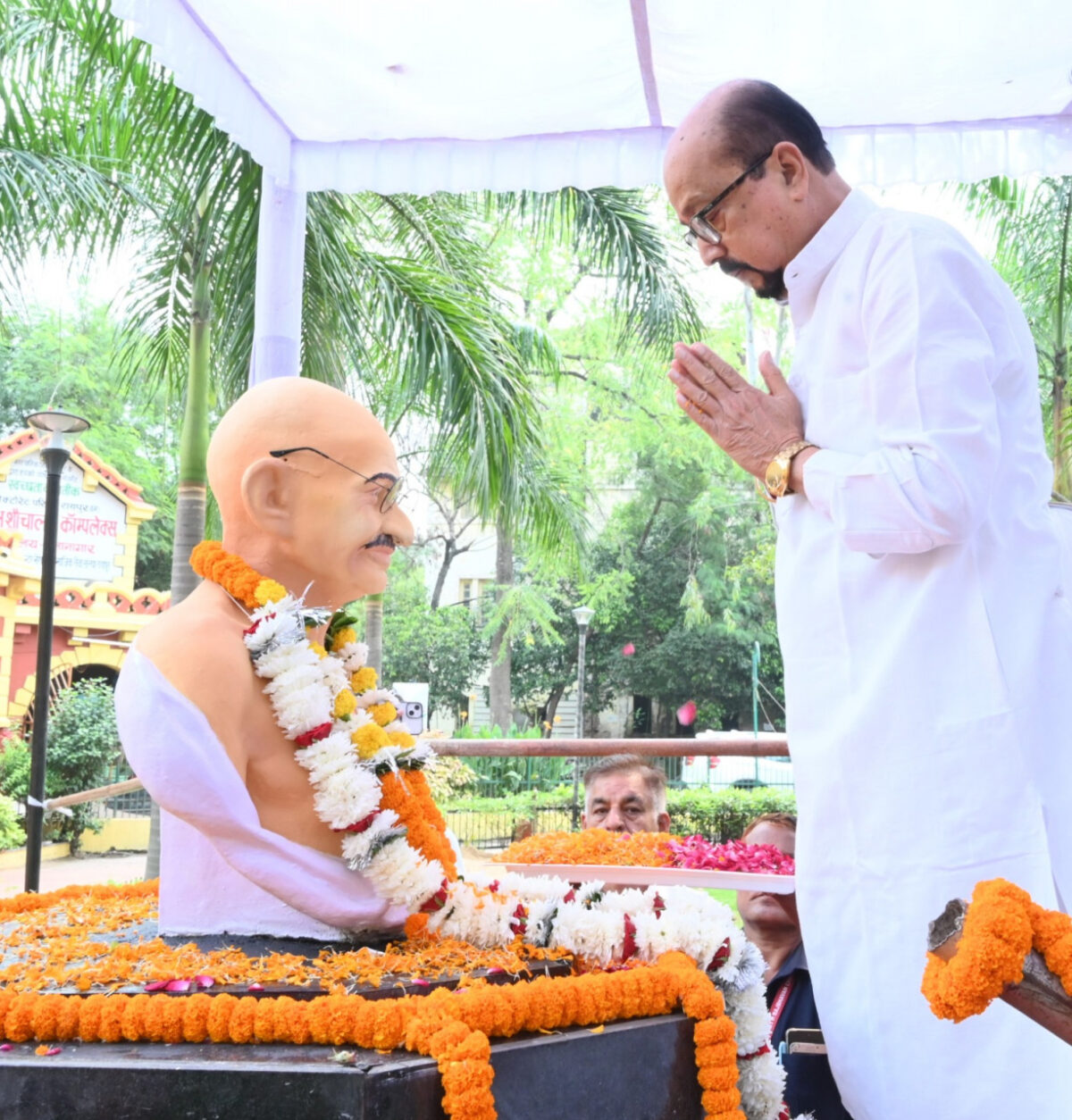 पुष्पांजलि अर्पित