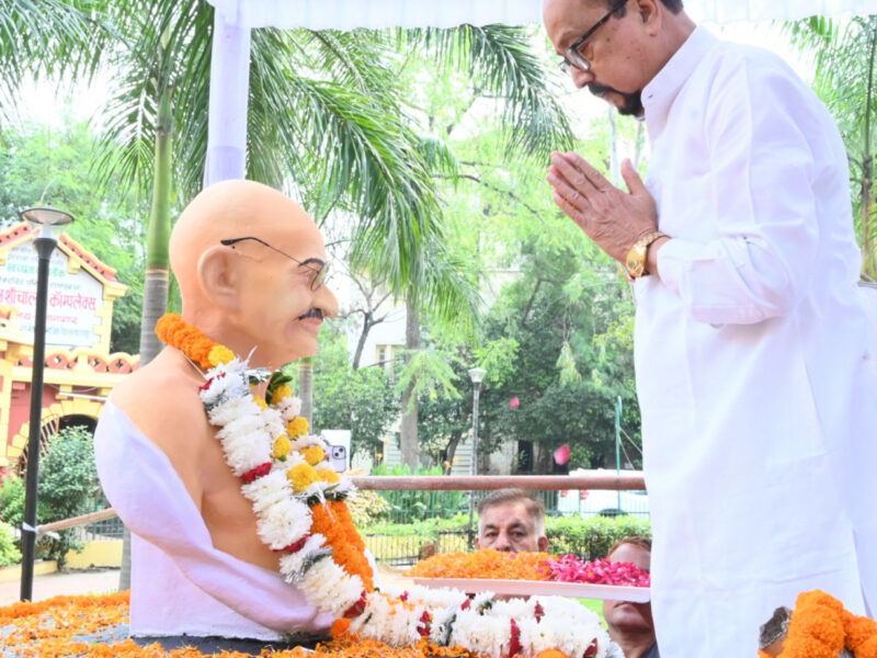 पुष्पांजलि अर्पित