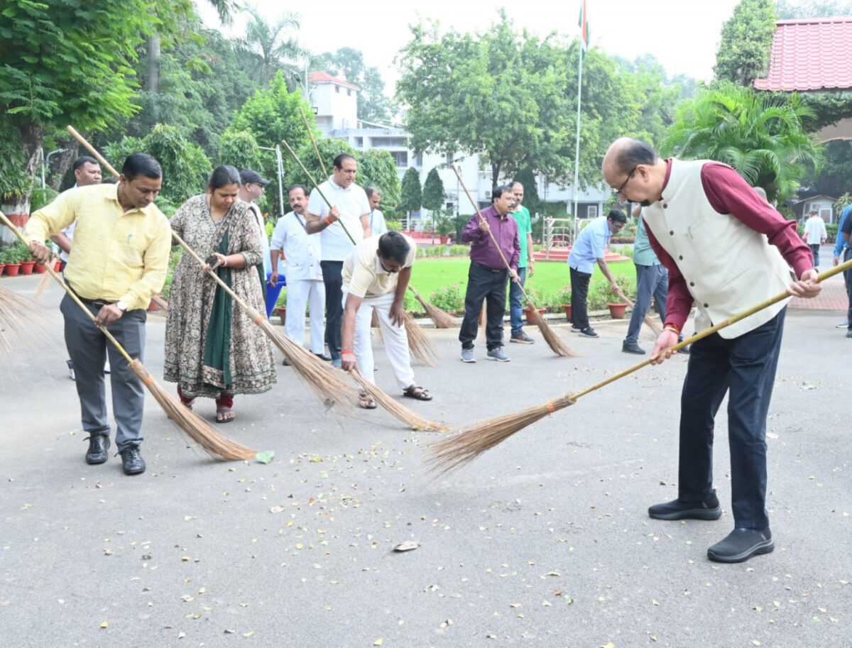 राज्यपाल श्री रमेन डेका