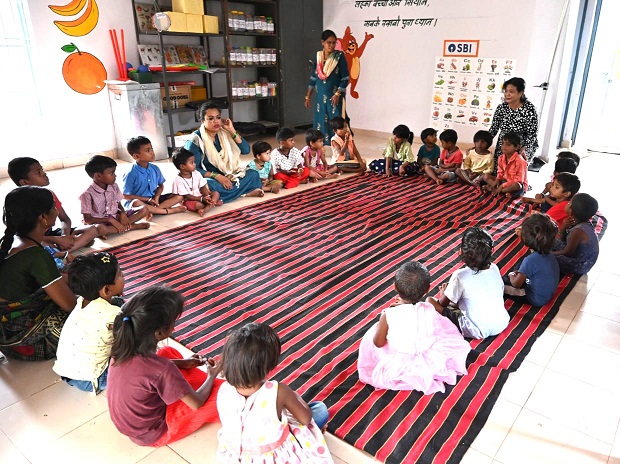 नन्हे कदमों से संवर रहा भविष्य