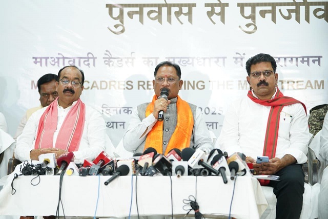 नक्सलियों का आत्मसमर्पण